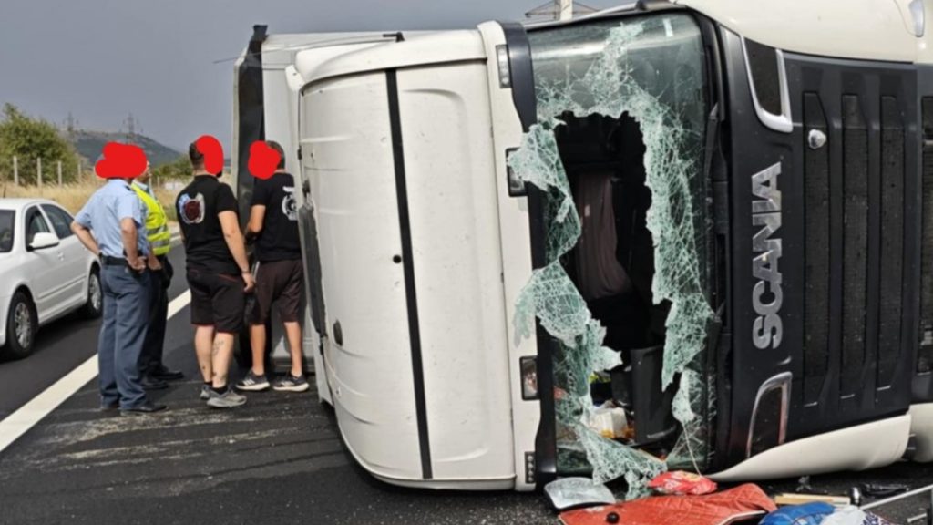 Κοζάνη: Ανατροπή νταλίκας στην Εγνατία Οδό – Κλειστές δύο λωρίδες κυκλοφορίας (βίντεο+φωτογραφίες)