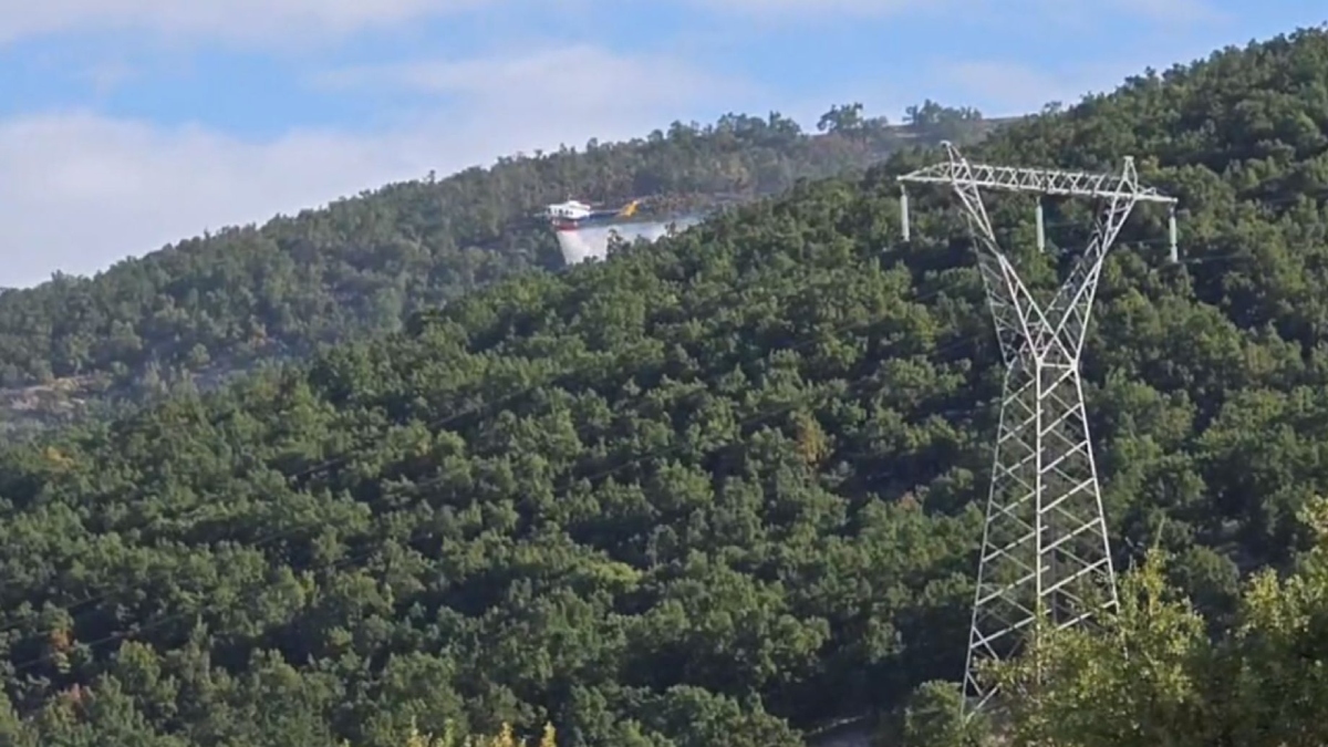 Κοζάνη: Βελτιωμένη η εικόνα της φωτιάς στα Λιβερά – Επιχειρεί ένα ελικόπτερο (βίντεο)