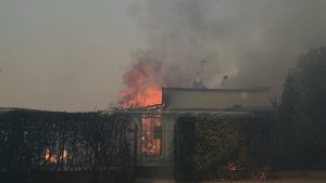 Φωτιά στην Αττική: Πύρινη λαίλαπα σε Κρυονέρι, Δροσοπηγή – Καίγονται σπίτια και μπαράζ μηνυμάτων του 112