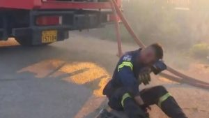 Φωτιά στο Κρυονέρι: Η στιγμή που εθελοντής πυροσβέστης καταρρέει (Βίντεο)