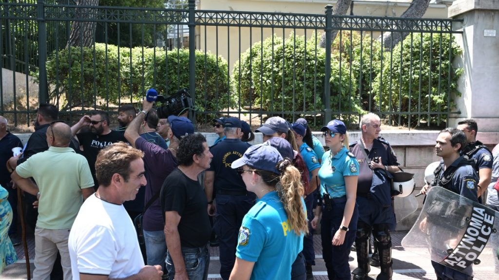 Διαμαρτυρία κτηνοτρόφων έξω από το Μαξίμου – Ζητούν συνάντηση με τον πρωθυπουργό (Εικόνες)