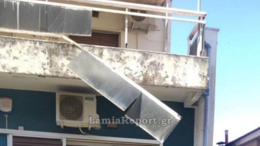 Λαμία: Επικίνδυνο κάγκελο με τζάμι κρεμόταν πάνω από πεζούς λόγω των ισχυρών ανέμων (βίντεο)