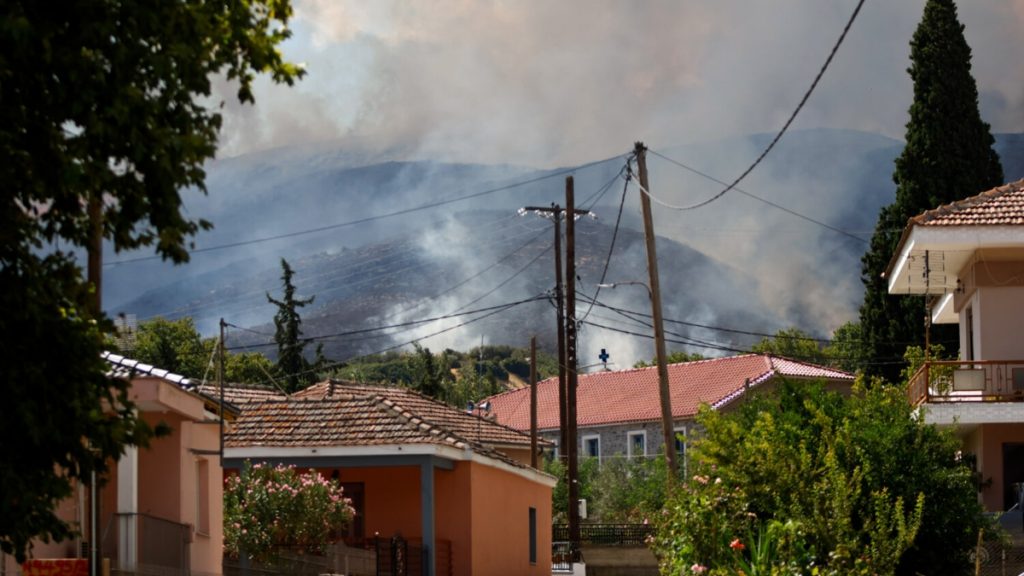 Λάρισα: Μαίνεται η φωτιά στην περιοχή Βαθύρεμα Αγιάς – Δύο πυροσβέστες τραυματίστηκαν ελαφρά από εγκαύματα (βίντεο)