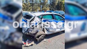 Λάρισα: Αγροτικό έπεσε πάνω σε περιπολικό – Τραυματίστηκαν δύο αστυνομικοί