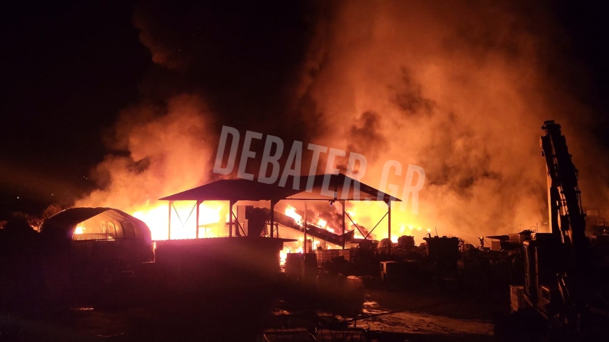 Λέσβος: Μεγάλη φωτιά σε εργοστάσιο ανακύκλωσης πλαστικών στη Μόρια – Ήχησε το 112 για τους καπνούς (βίντεο+εικόνες)