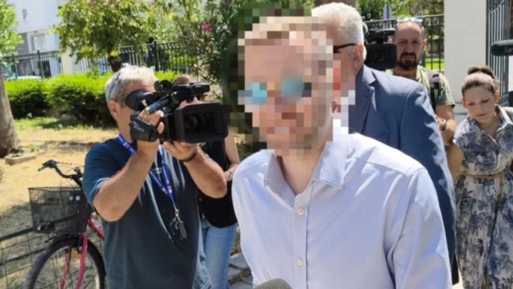 Βόλος: Χαμογελαστός στο Αυτόφωρο ο δημοσιογράφος που κατηγορείται για εκβιασμό εις βάρος της Ζέττας Μακρή