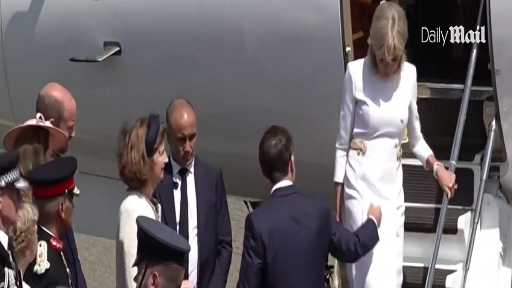 Αμήχανη στιγμή για το πρώτο ζευγάρι της Γαλλίας – Αγνόησε το χέρι του Μακρόν η Μπριζίτ στην άφιξή τους στη Βρετανία (βίντεο)
