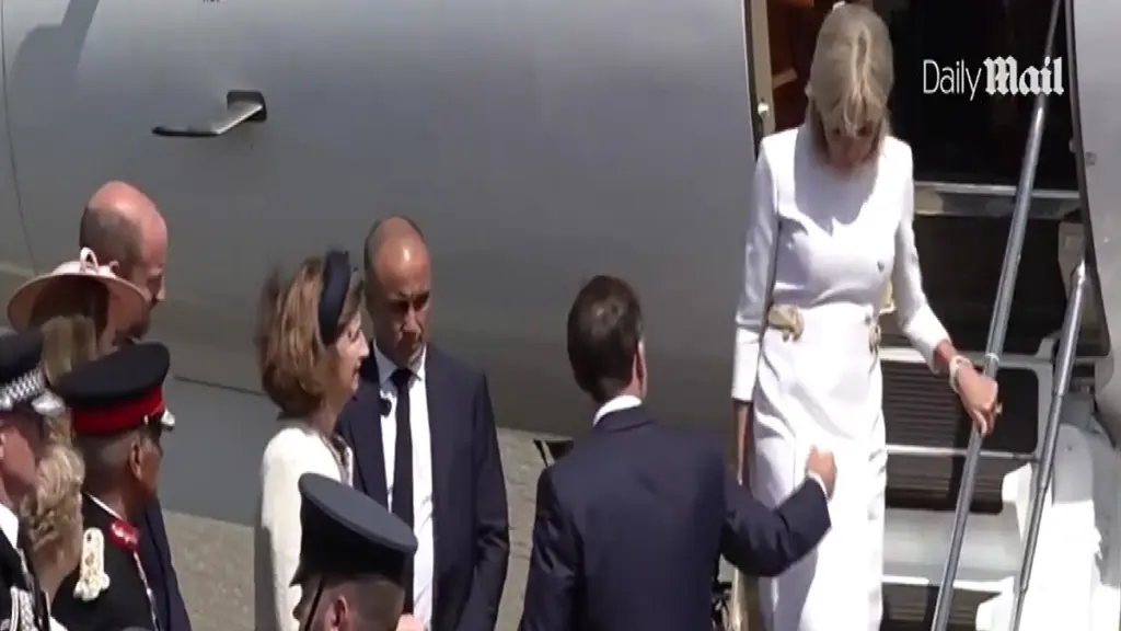 Αμήχανη στιγμή για το πρώτο ζευγάρι της Γαλλίας – Αγνόησε το χέρι του Μακρόν η Μπριζίτ στην άφιξή τους στη Βρετανία (βίντεο)