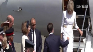 Αμήχανη στιγμή για το πρώτο ζευγάρι της Γαλλίας – Αγνόησε το χέρι του Μακρόν η Μπριζίτ στην άφιξή τους στη Βρετανία (βίντεο)