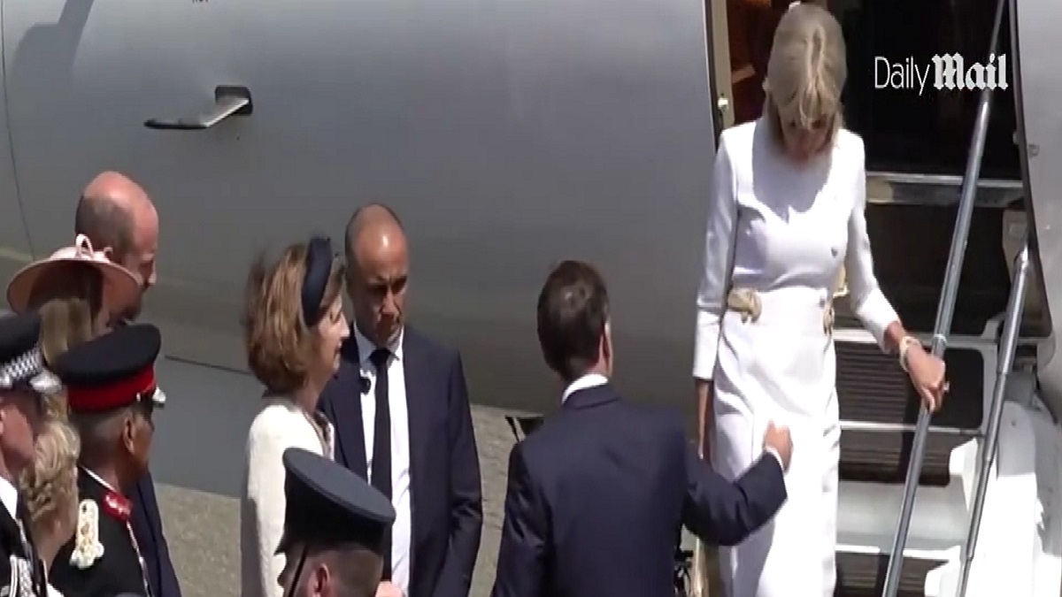 Αμήχανη στιγμή για το πρώτο ζευγάρι της Γαλλίας – Αγνόησε το χέρι του Μακρόν η Μπριζίτ στην άφιξή τους στη Βρετανία (βίντεο)