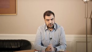 Μαρινάκης: Briefing για τους πολίτες χωρίς γραβάτα – Τι είπε για ΟΠΕΚΕΠΕ, δασμούς, αλλά και στο δίλλημα πίτσα ή σουβλάκι