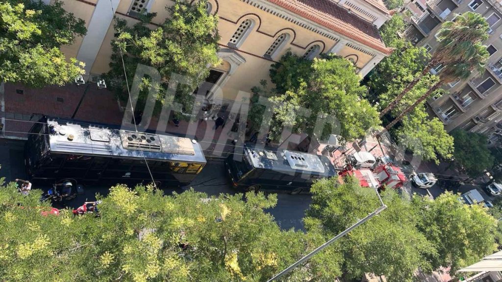 Άρπαξε φωτιά κλούβα των ΜΑΤ στην Ακαδημίας – Διακόπηκε η κυκλοφορία (Φωτογραφίες)