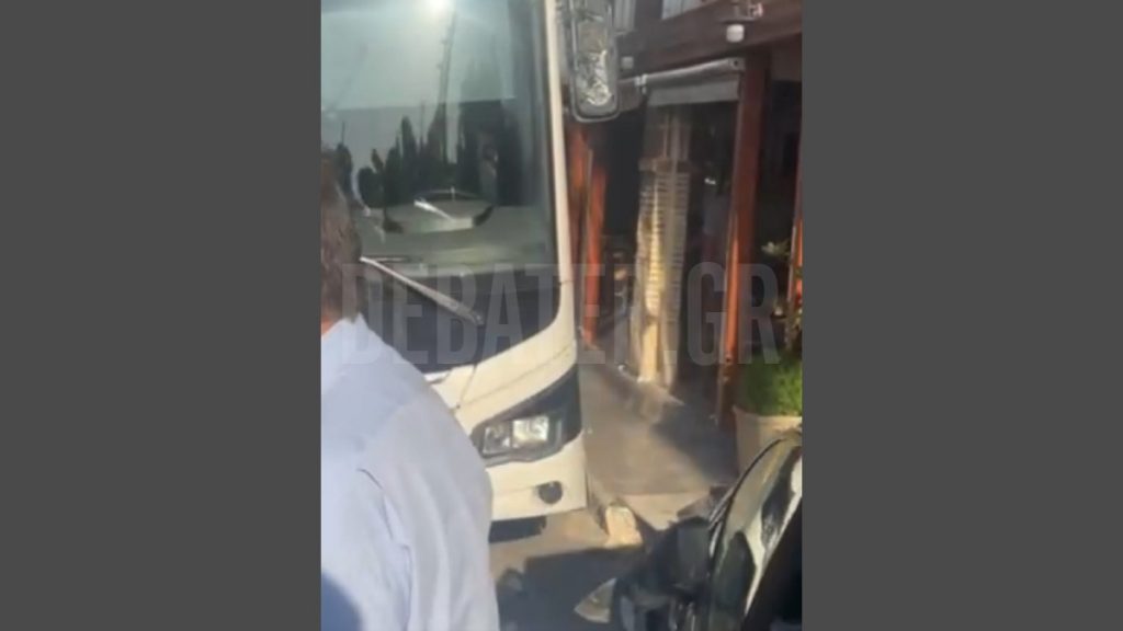 Μενίδι: Λεωφορείο έπεσε σε κολώνα δίπλα σε ταβέρνα (Φωτογραφίες)