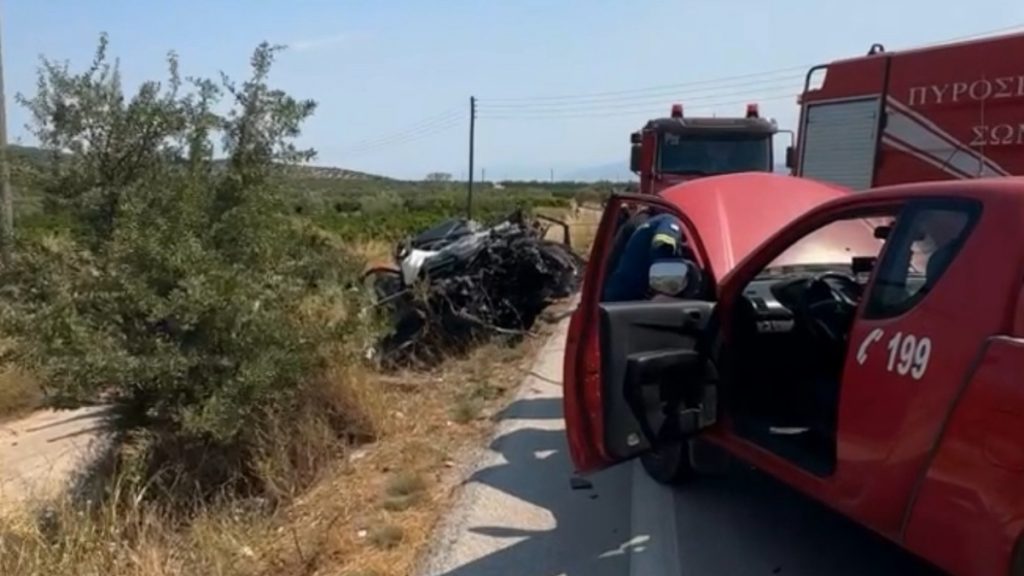 Μυκήνες: Τροχαίο με ΙΧ και νταλίκα – Πήρε φωτιά το αυτοκίνητο μετά την σύγκρουση