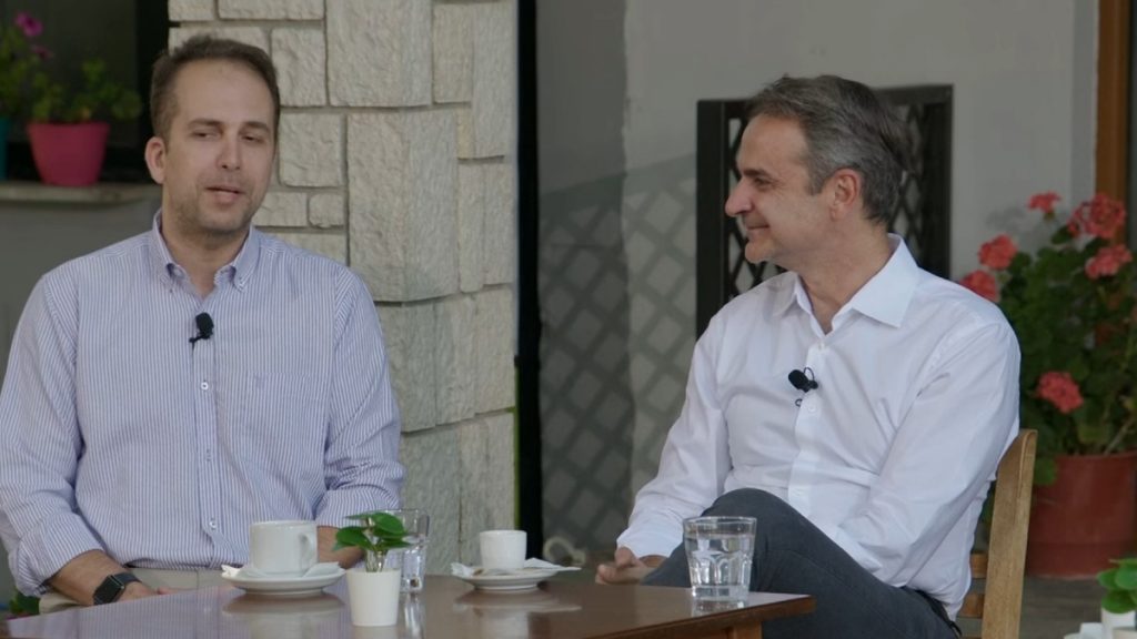 K. Μητσοτάκης: Συναντήθηκε στα Φουρνά με πολίτες που έχουν μετεγκατασταθεί σε μικρά ορεινά χωριά
