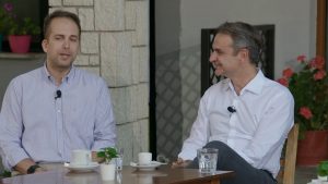 K. Μητσοτάκης: Συναντήθηκε στα Φουρνά με πολίτες που έχουν μετεγκατασταθεί σε μικρά ορεινά χωριά