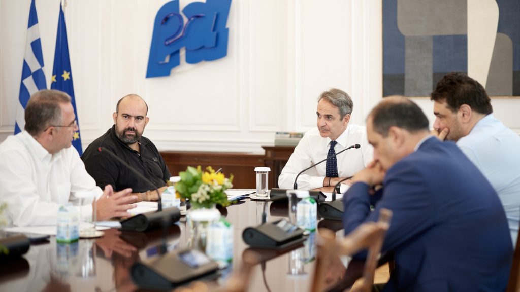 Στήριξη στα Κύθηρα μετά τη φωτιά: Συνάντηση Μητσοτάκη με τον δήμαρχο Στράτο Χαρχαλάκη