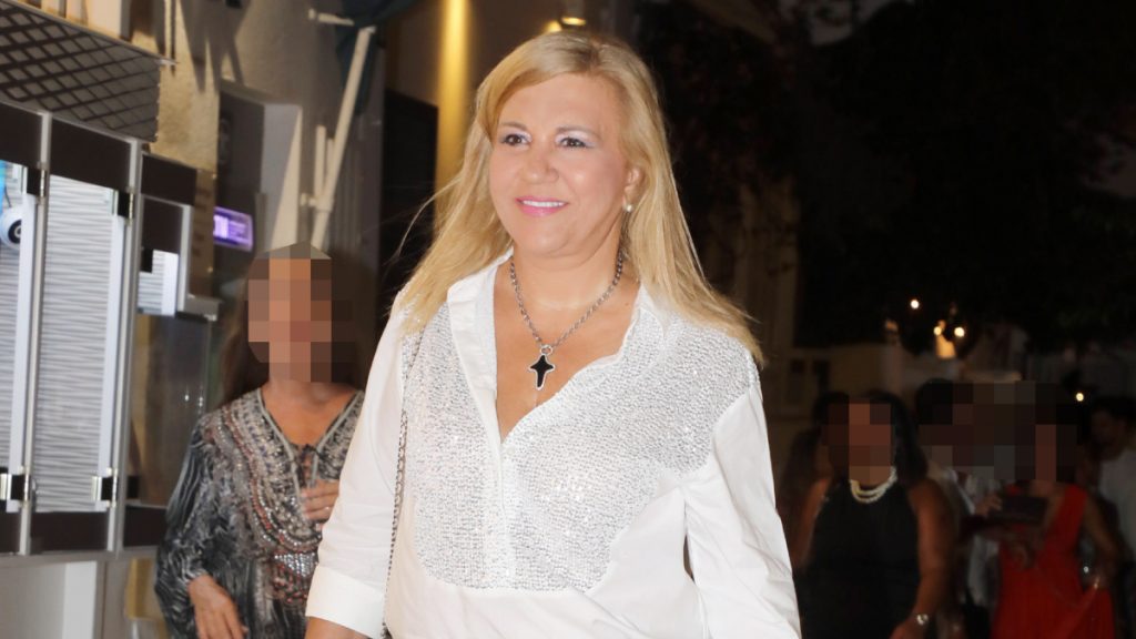 Δέσποινα Μοιραράκη: Solo βραδινή έξοδος στα σοκάκια της Μυκόνου – Η εντυπωσιακή της εμφάνιση (pics)
