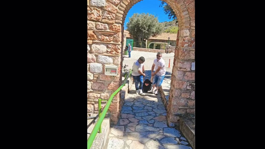 Το τάμα μιας γυναίκας που προκαλεί συζητήσεις στη Μυτιλήνη – Την έσερναν μέχρι την εκκλησία (βίντεο)