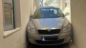 Νάξος: Ακολούθησε το GPS και «σφήνωσε» στα στενά