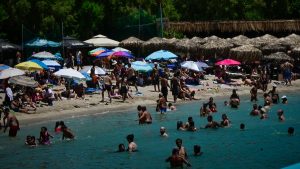 Ελεγκτικό Συνέδριο: Κενά στους ελέγχους παραλιών, ελλείψεις και μη επαρκές προσωπικό – Τι αναφέρει η έκθεση