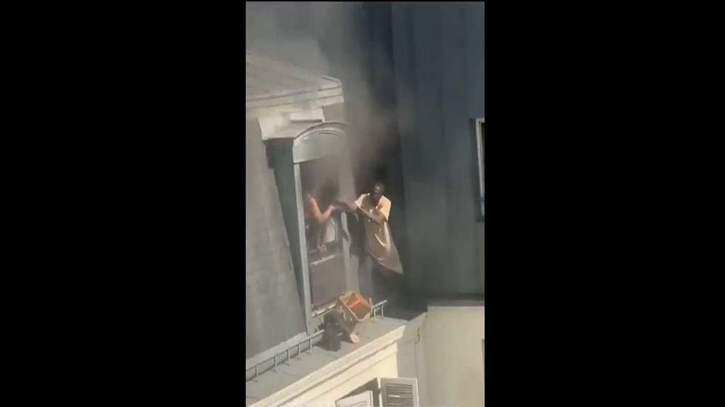 Παρίσι: Ήρωας 39χρονος σκαρφάλωσε σε φλεγόμενη πολυκατοικία για να σώσει μωρά και ενοίκους – Τον συνεχάρη ο Μακρόν