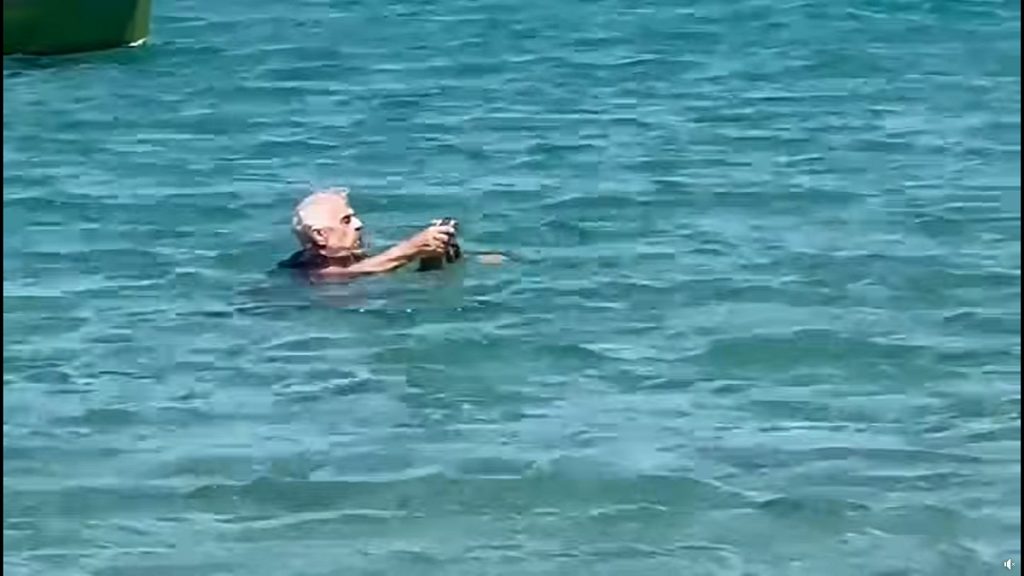 Πάρος: Γάλλος τουρίστας βούτηξε στη θάλασσα για να σώσει ένα γατάκι (βίντεο)