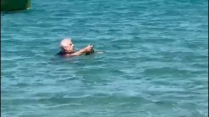 Πάρος: Γάλλος τουρίστας βούτηξε στη θάλασσα για να σώσει ένα γατάκι (βίντεο)