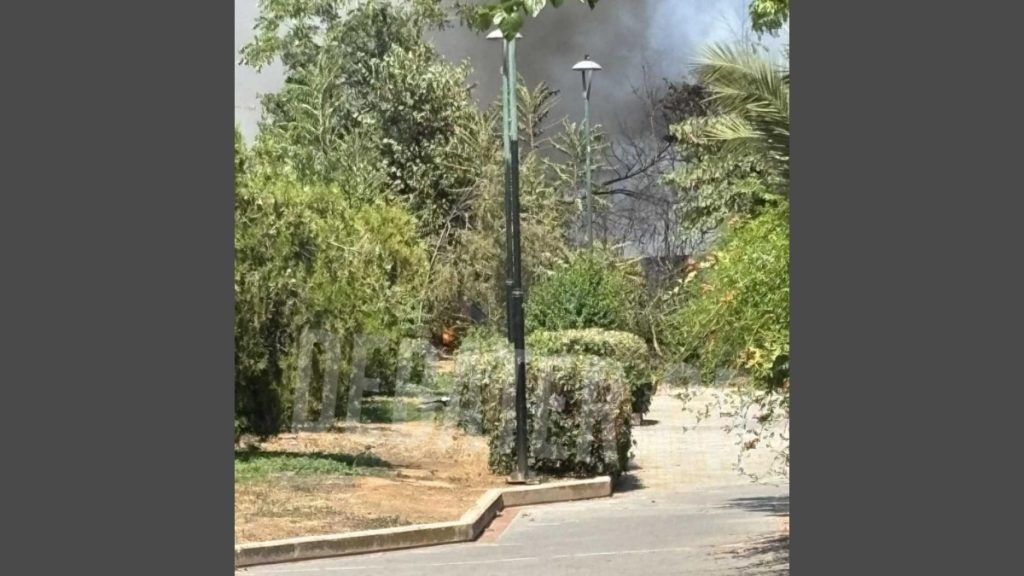 Φωτιά σε χαμηλή βλάστηση δίπλα στον σταθμό «Άνω Πατήσια» – Διεκόπη προσωρινά η κυκλοφορία των συρμών