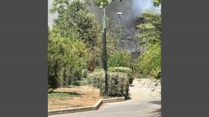 Φωτιά σε χαμηλή βλάστηση δίπλα στον σταθμό «Άνω Πατήσια» – Διεκόπη προσωρινά η κυκλοφορία των συρμών