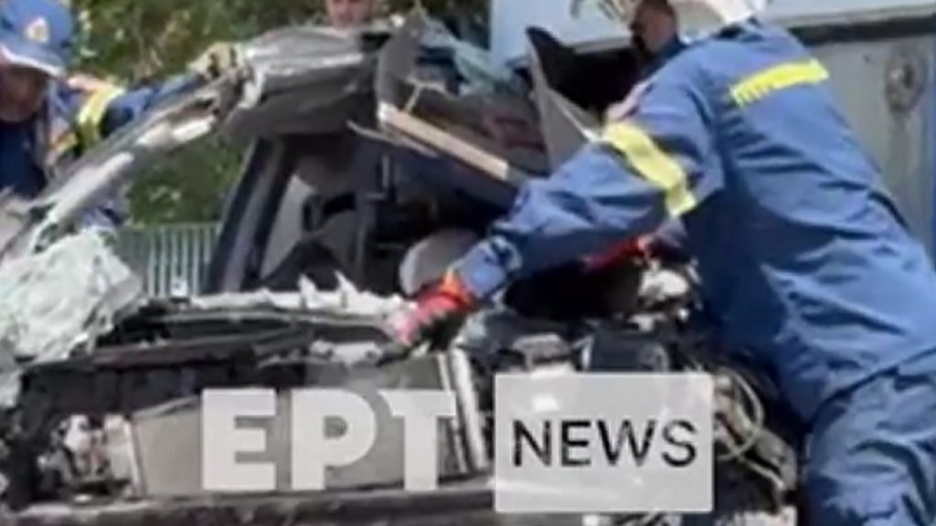 Πάτρα: Βίντεο ντοκουμέντο δείχνει τον οδηγό του ΙΧ που παρασύρθηκε από συρμό σώο ανάμεσα στα συντρίμμια