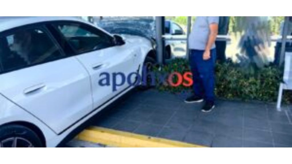 Πάτρα: Αυτοκίνητο “καρφώθηκε” σε τζαμαρία σούπερ μάρκετ στο Ρίο – Η οδηγός έχασε τον έλεγχο κατά την εκκίνηση