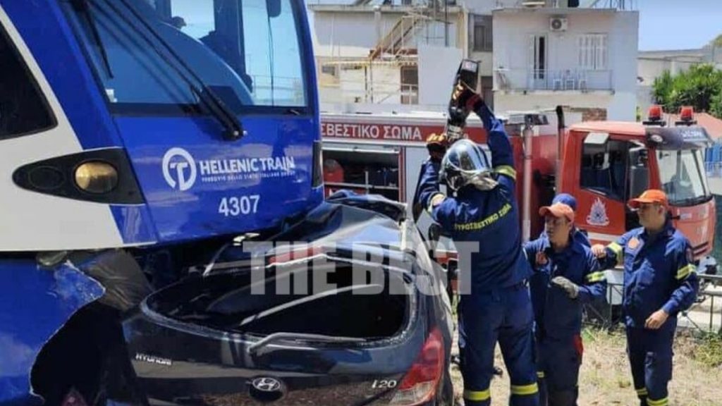 Σύγκρουση συρμού του προαστιακού με αυτοκίνητο στην Πάτρα
