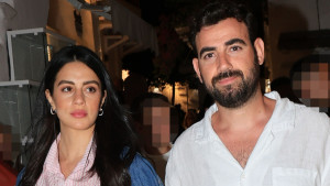 Ο Νίκος Πολυδερόπουλος και η Βαλάσια Συμιακού σε βόλτα με το μωρό τους στα Ματογιάννια της Μυκόνου