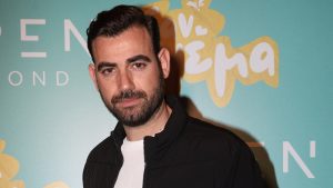 Νίκος Πολυδερόπουλος: Ποζάρει βρεγμένος στην παραλία και δείχνει το καλογυμνασμένο σώμα του (pic)