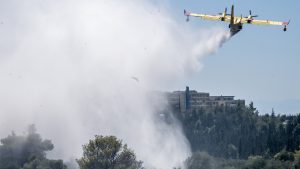 Φωτιά στην Πολυτεχνειούπολη Ζωγράφου – Ύποπτο μπιτόνι με λάδια στο δάσος – Καταγγελίες για δύο ταυτόχρονες εστίες