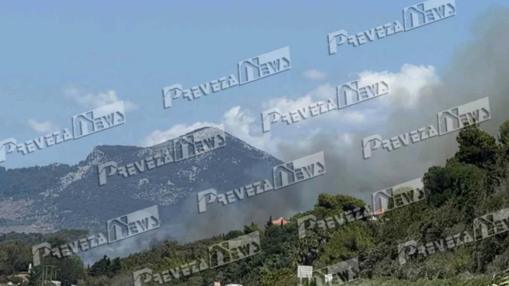 Μεγάλη φωτιά στο Μονολίθι Πρέβεζας – Σηκώθηκαν πέντε εναέρια μέσα