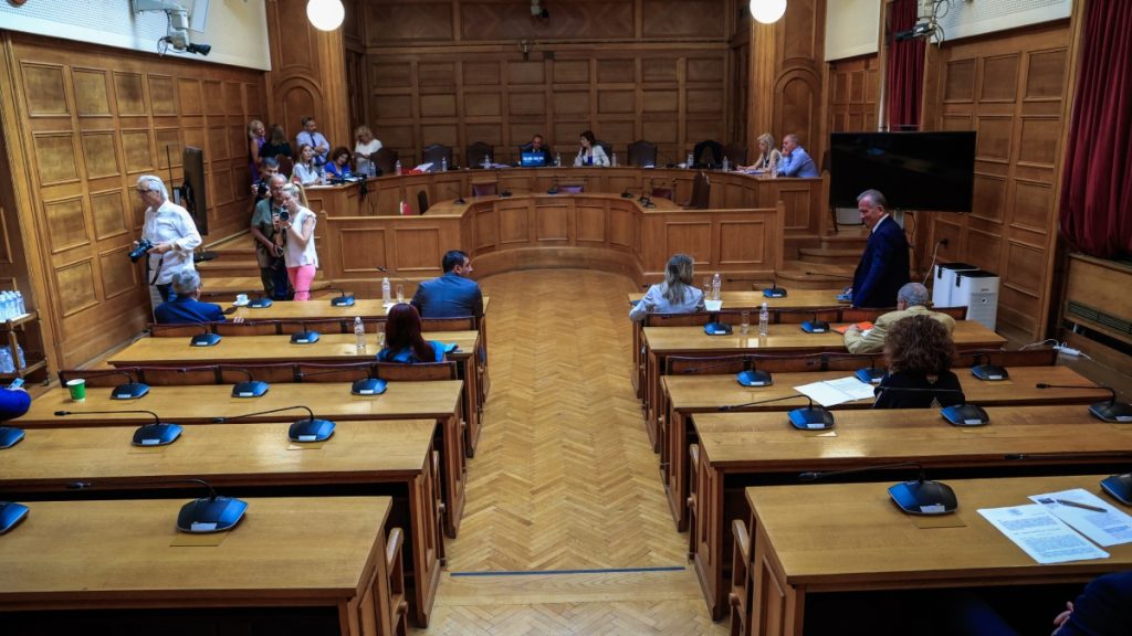 Προανακριτική για Τέμπη: Αποχώρησαν ΠΑΣΟΚ και ΣΥΡΙΖΑ – Απών το ΚΚΕ