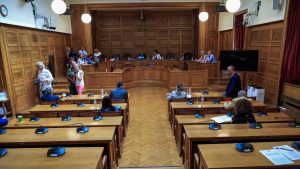 Επεισοδιακό φινάλε στην Προανακριτική για τα Τέμπη – Εγκρίθηκε το πόρισμα της ΝΔ για παραπομπή Καραμανλή