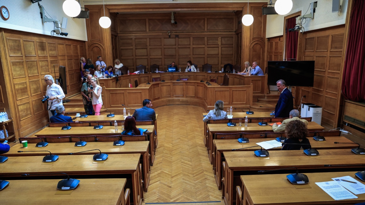Επεισοδιακό φινάλε στην Προανακριτική για τα Τέμπη – Εγκρίθηκε το πόρισμα της ΝΔ για παραπομπή Καραμανλή