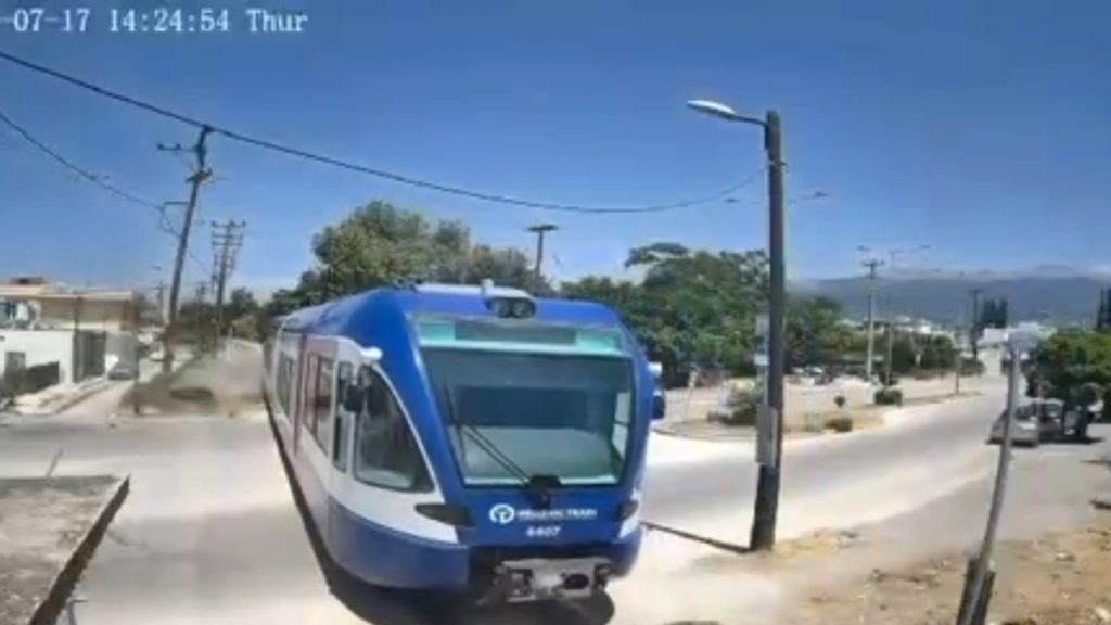Πάτρα: Η στιγμή που αυτοκίνητο καρφώνεται σε συρμό του προαστιακού – Βίντεο Ντοκουμέντο