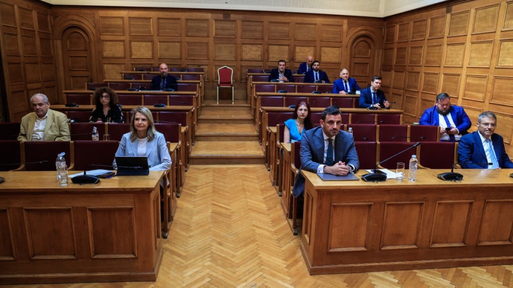 Προκαταρκτική για Τέμπη: Αυλαία με την κατάθεση του πορίσματος για Καραμανλή από την ΝΔ και τις θέσεις της αντιπολίτευσης