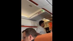 Τρόμος σε πτήση από Λονδίνο προς Γλασκώβη: Επιβάτης φώναζε ότι έχει βόμβα και απειλούσε τους επιβάτες (βίντεο)