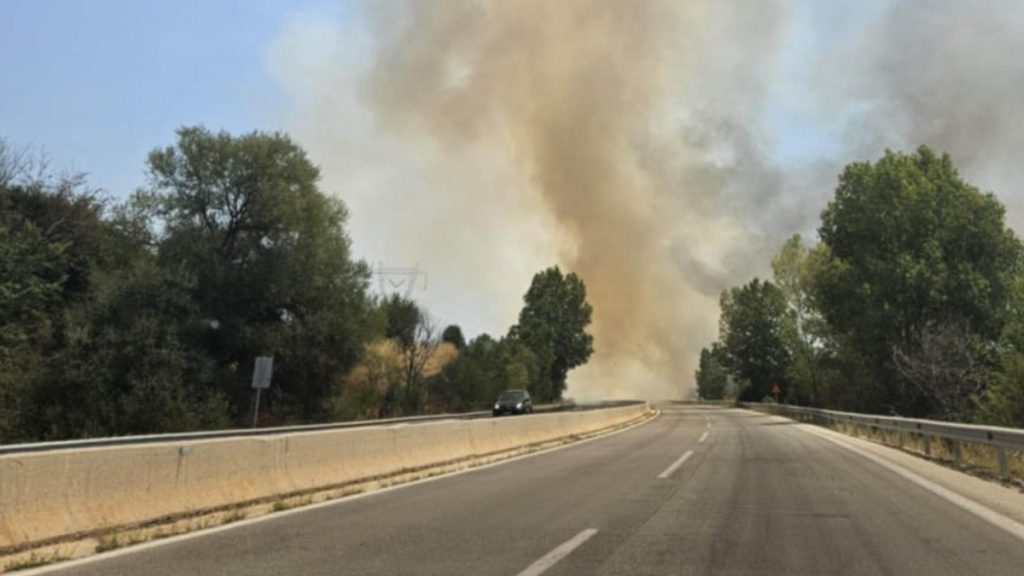Φωτιά σε χορτολιβαδική έκταση στην Πτολεμαΐδα (Βίντεο)