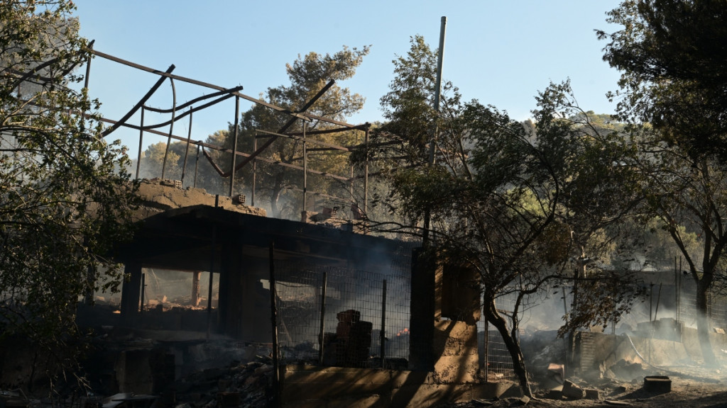 Αποκαρδιωτικές εικόνες άφησε πίσω της σε Πικέρμι, Ραφήνα και Σπάτα η πύρινη λαίλαπα – Κάηκαν σπίτια, απεγκλωβίστηκαν κάτοικοι
