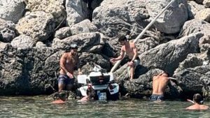 Ρόδος: Γουρούνα έπεσε στα βράχια (Φωτογραφίες)