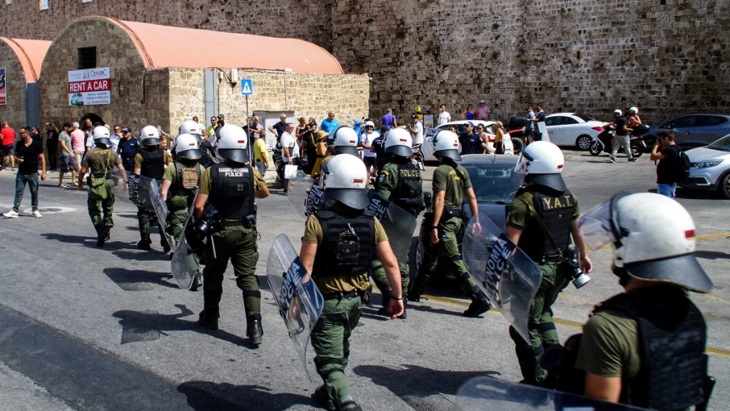 Συλλήψεις στο λιμάνι της Ρόδου: Τι αναφέρει η ΕΛ.ΑΣ. για τα επεισόδια και τη νομιμότητα των ενεργειών