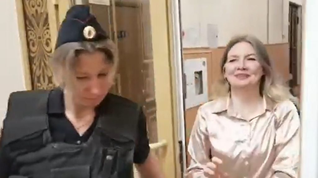Ρωσία: Καταδίκη σε 12 χρόνια φυλάκισης για την ακτιβίστρια Όλγκα Κομλιόβα