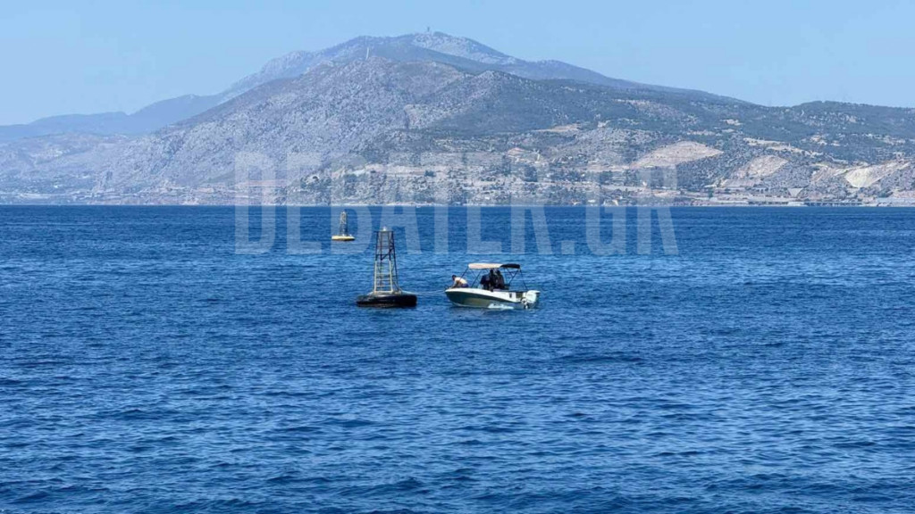 Καταγγελία στο DEBATER: Βαρκάκια δένουν παράνομα πάνω σε σημαδούρες στο στενό της Σαλαμίνας (φωτογραφία)