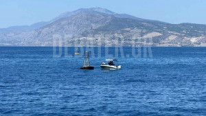 Καταγγελία στο DEBATER: Βαρκάκια δένουν παράνομα πάνω σε σημαδούρες στο στενό της Σαλαμίνας (φωτογραφία)